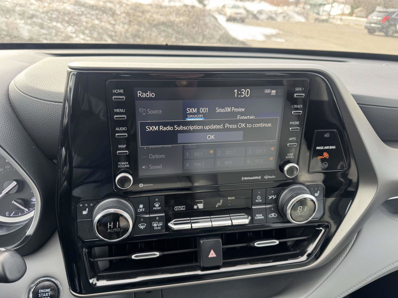 Used 2022 Toyota Highlander XLE AWD/4WD image 29