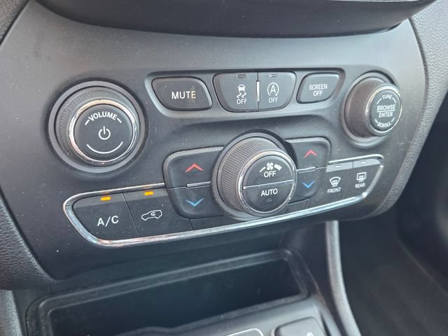 Used 2019 Jeep Cherokee Latitude Plus w/ Comfort/Convenience Group FWD image 21