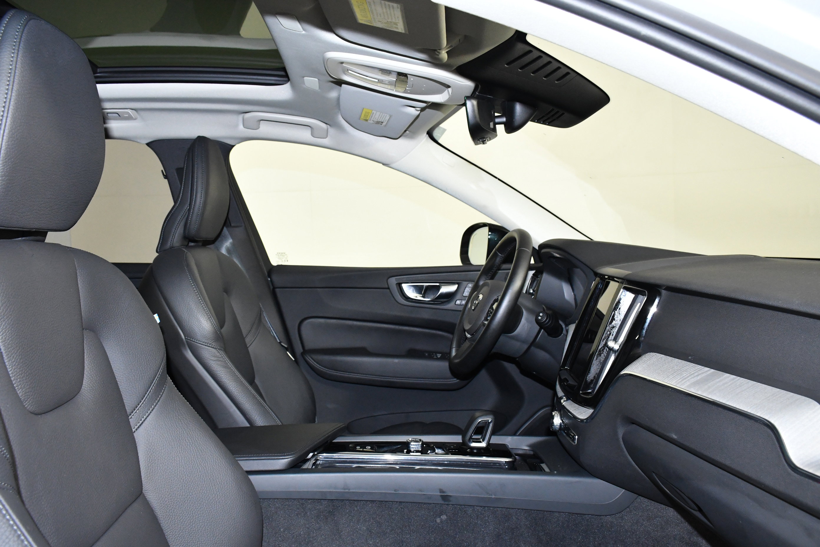 Used 2025 Volvo XC60 B5 Plus image 26