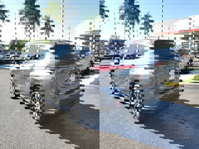 Used 2023 Toyota Highlander L image 3