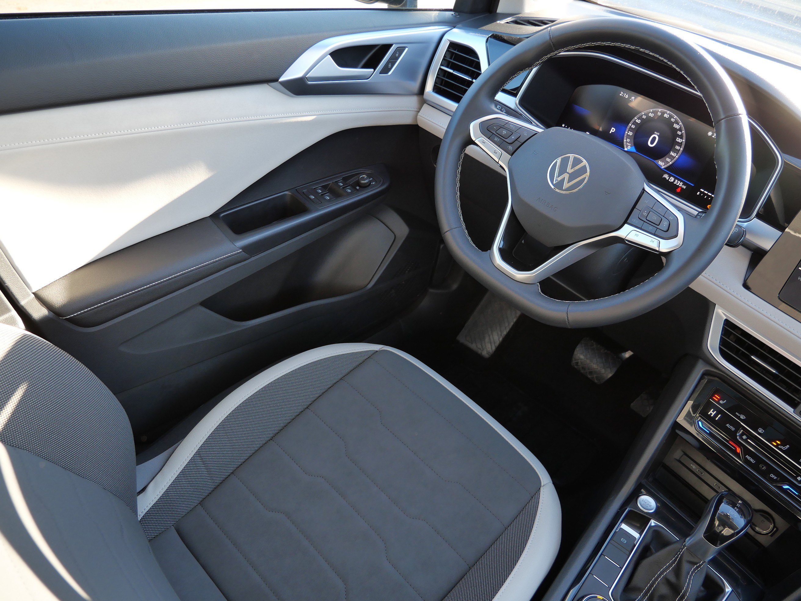 Certified 2025 Volkswagen Taos SE image 9