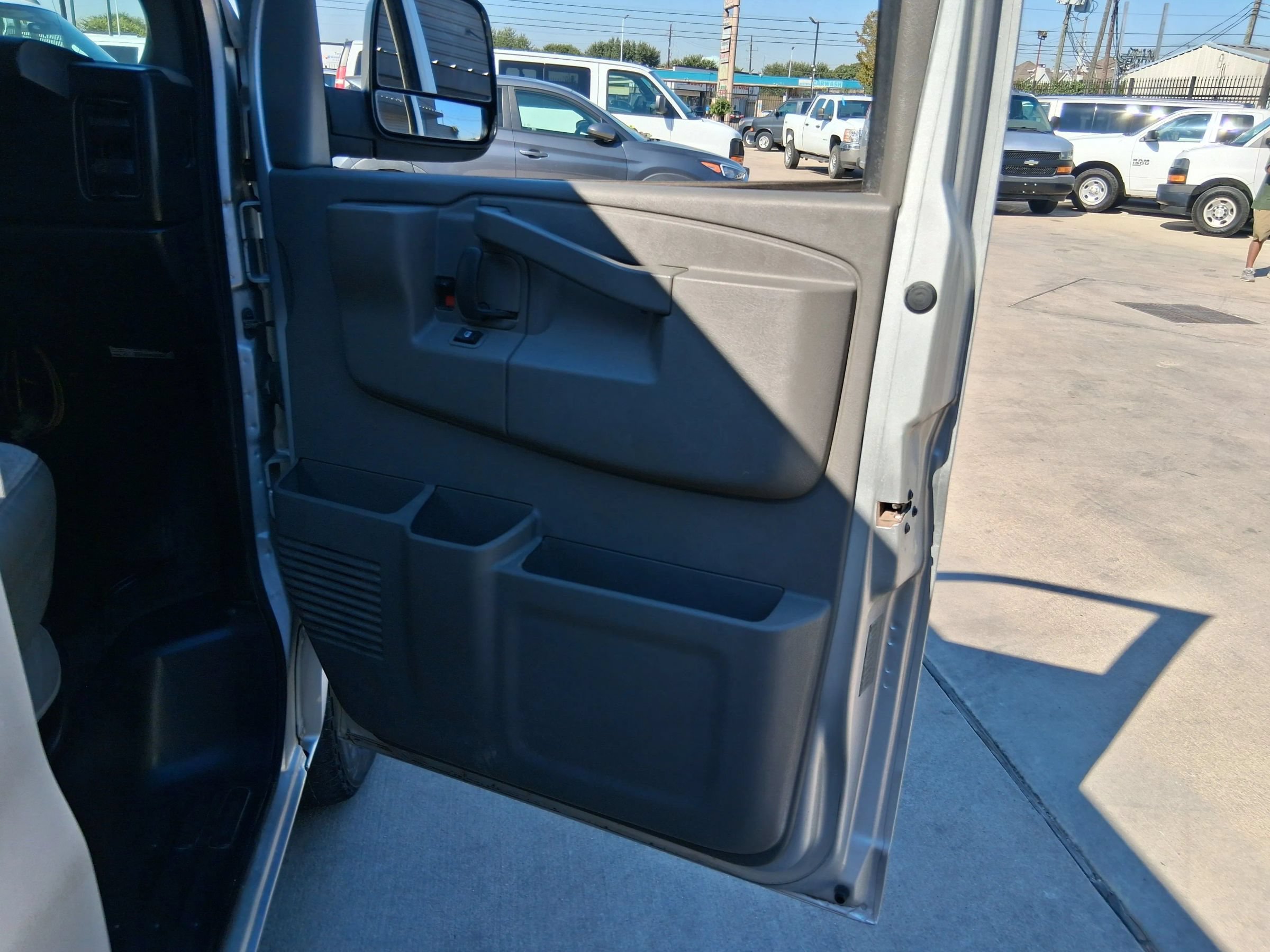 Used 2017 Chevrolet Express 2500 LS RWD image 32