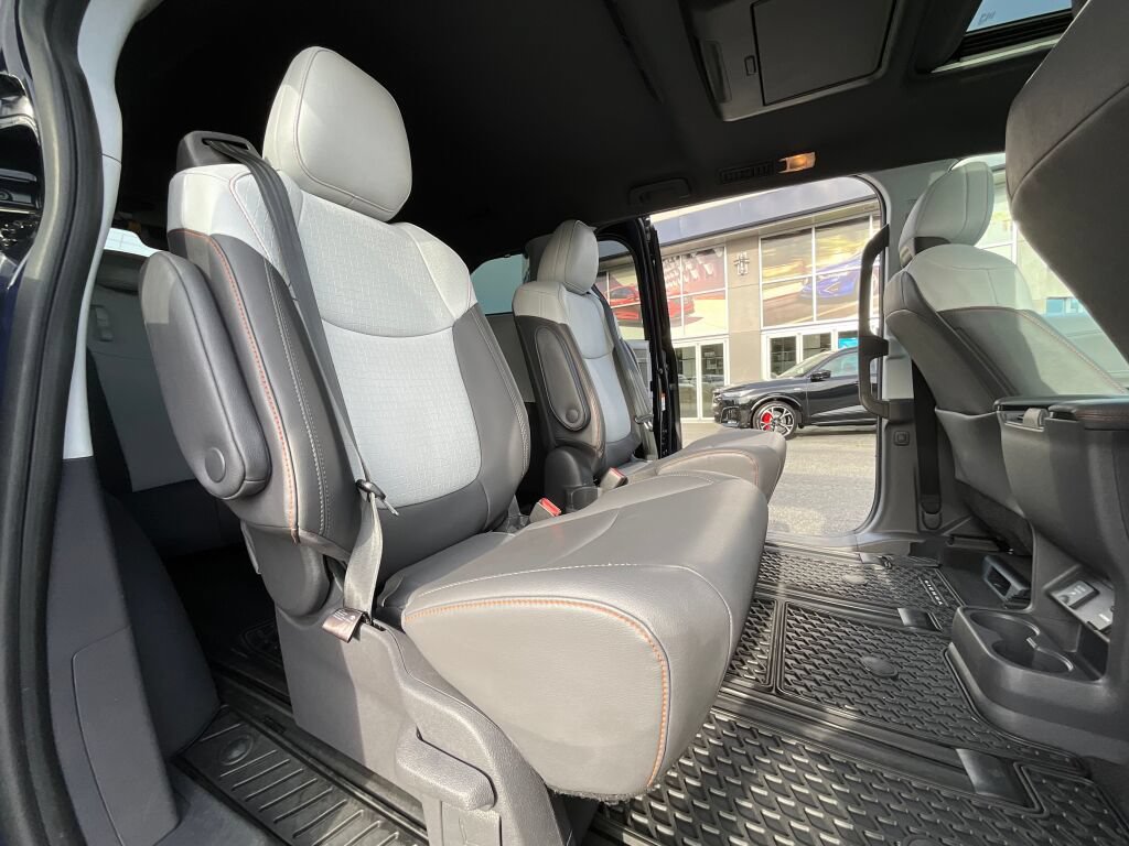 Used 2021 Toyota Sienna XSE FWD image 11