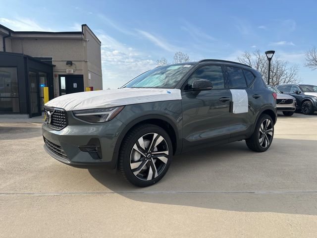 New 2026 Volvo XC40 B5 Plus w/ Climate Package image 3