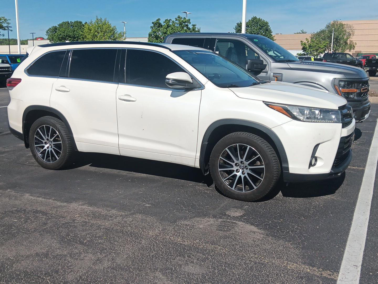 Used 2017 Toyota Highlander SE AWD/4WD image 4