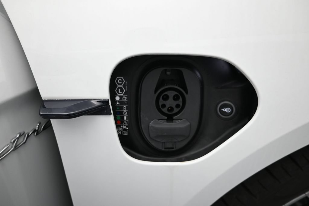 Certified 2025 Porsche Taycan 4S AWD/4WD image 19