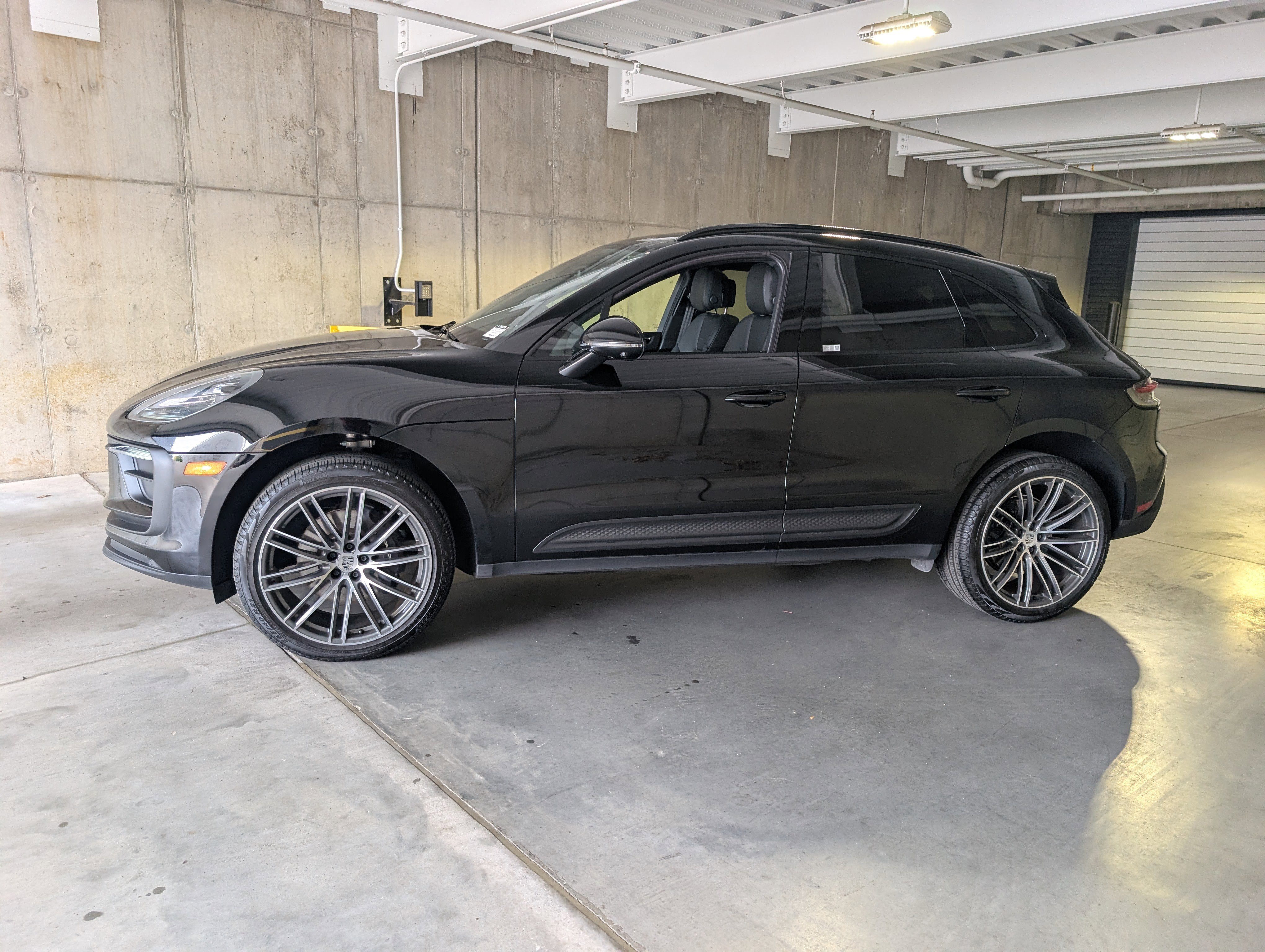 Used 2025 Porsche Macan image 2