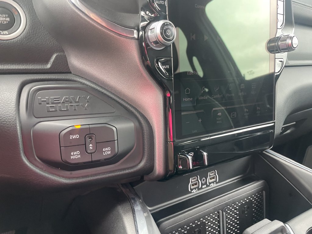 Used 2025 RAM 3500 Laramie AWD/4WD image 18