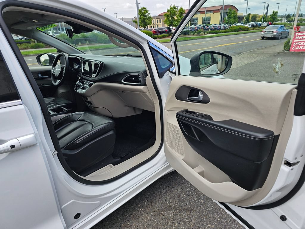 Used 2023 Chrysler Pacifica Touring-L FWD image 12