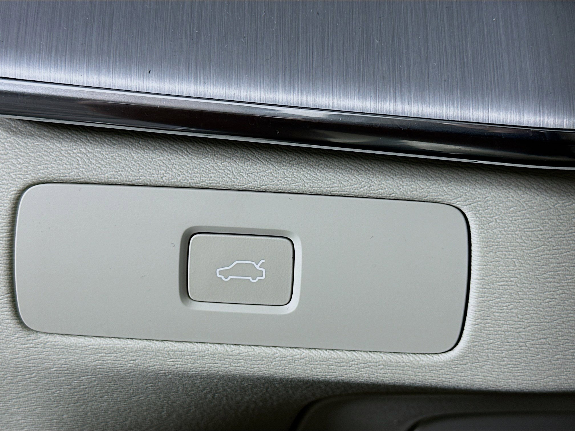 Used 2025 Volvo XC90 B5 Core w/ Protection Package AWD/4WD image 17