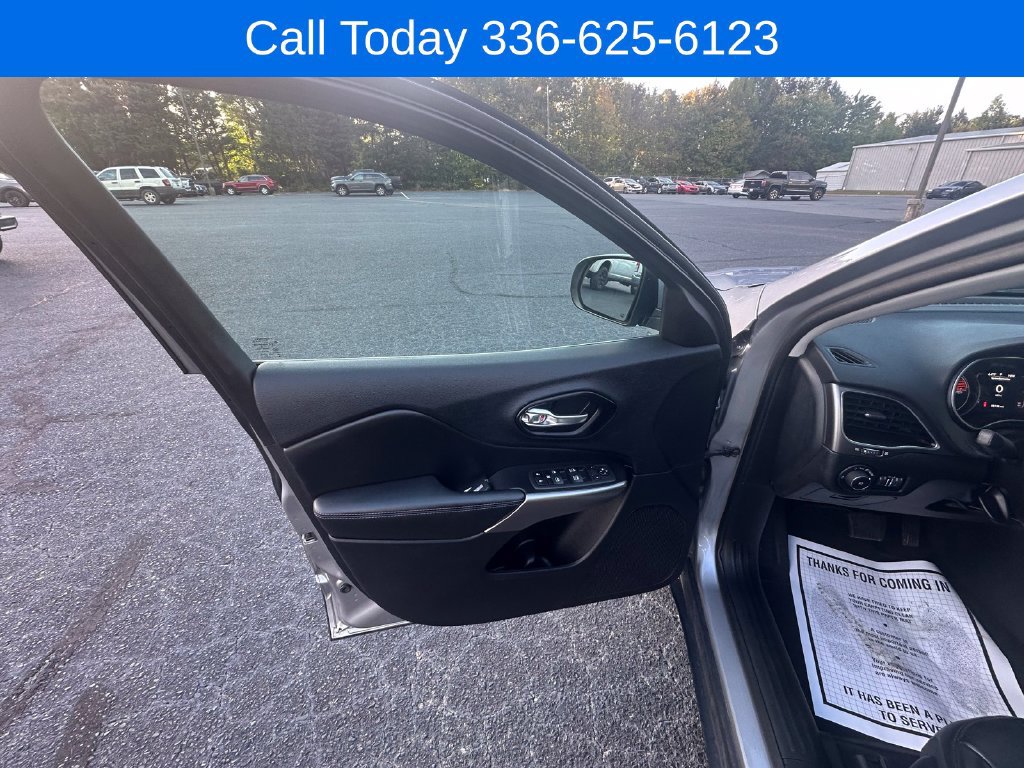 Used 2021 Jeep Cherokee Latitude Plus AWD/4WD image 10