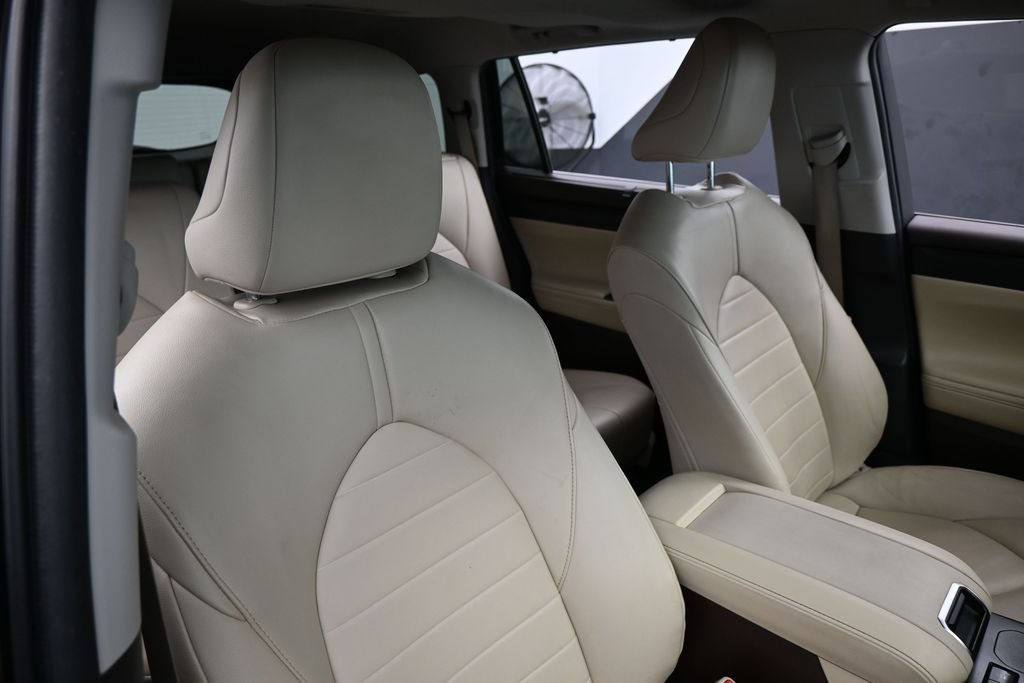 Used 2022 Toyota Highlander XLE FWD image 43