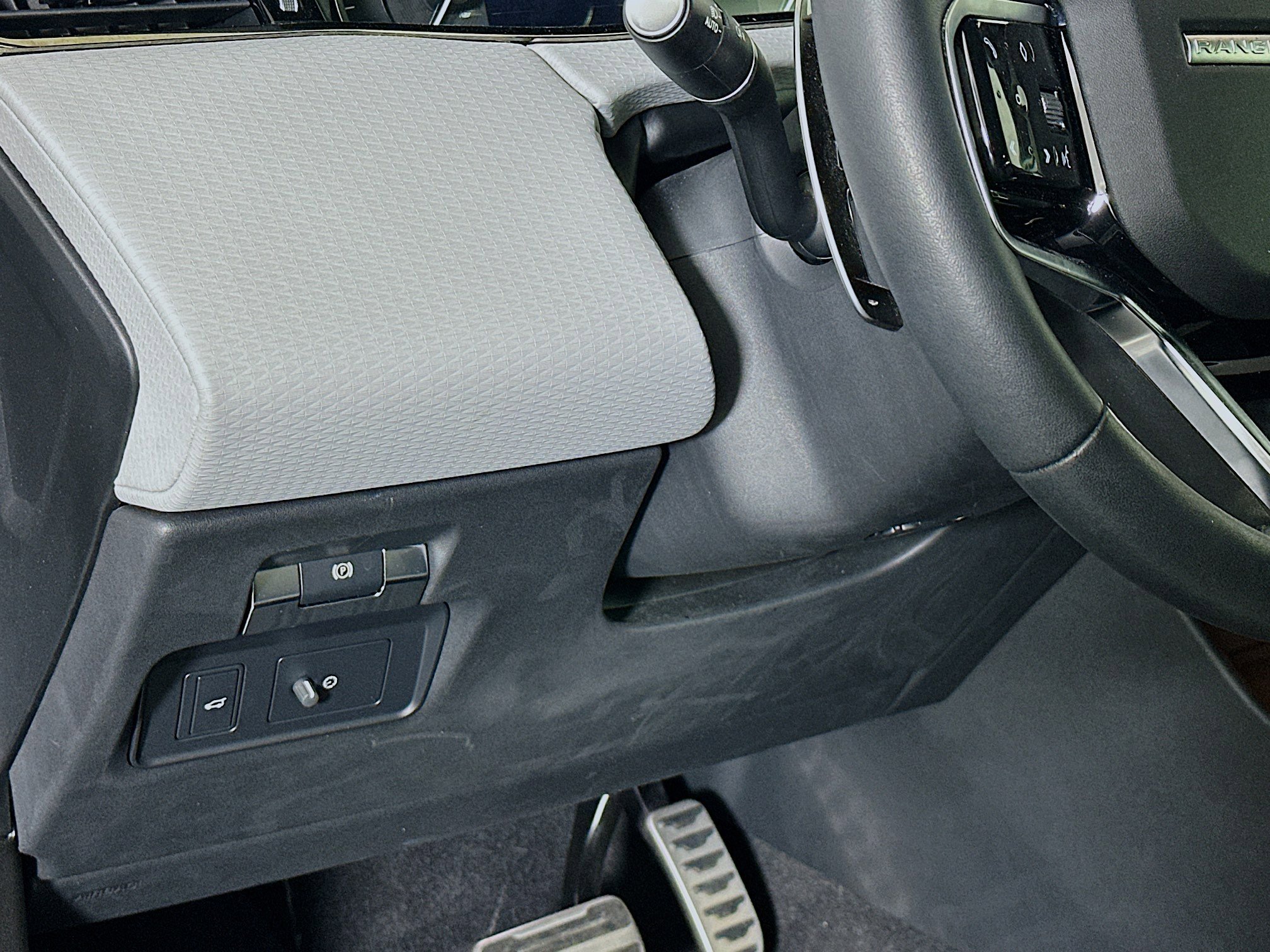 Used 2023 Land Rover Range Rover Evoque R-Dynamic S image 16