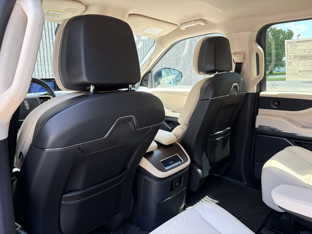 New 2027 Lincoln Navigator Premiere AWD/4WD image 19