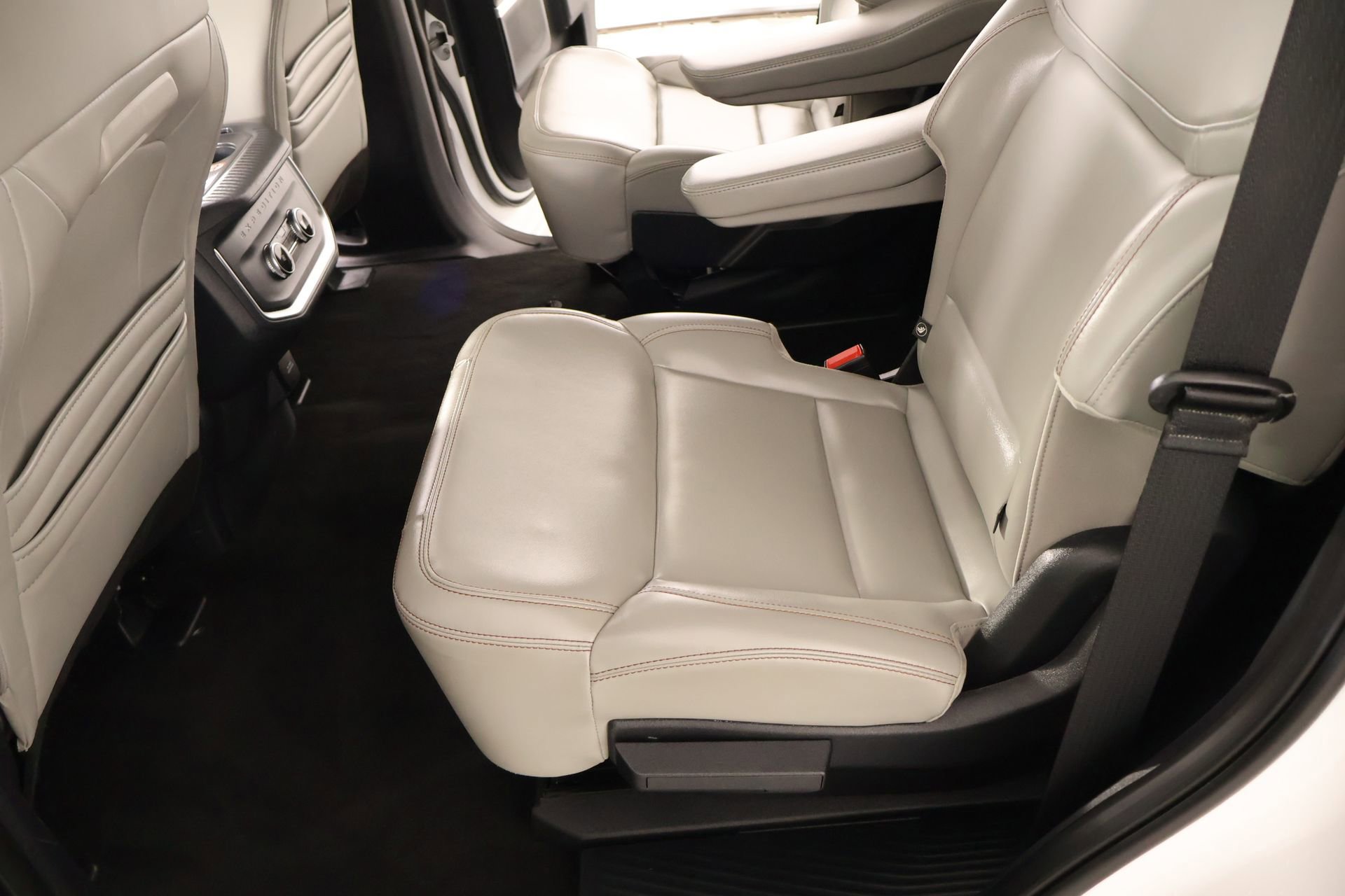 Used 2025 Ford Expedition Active AWD/4WD image 12