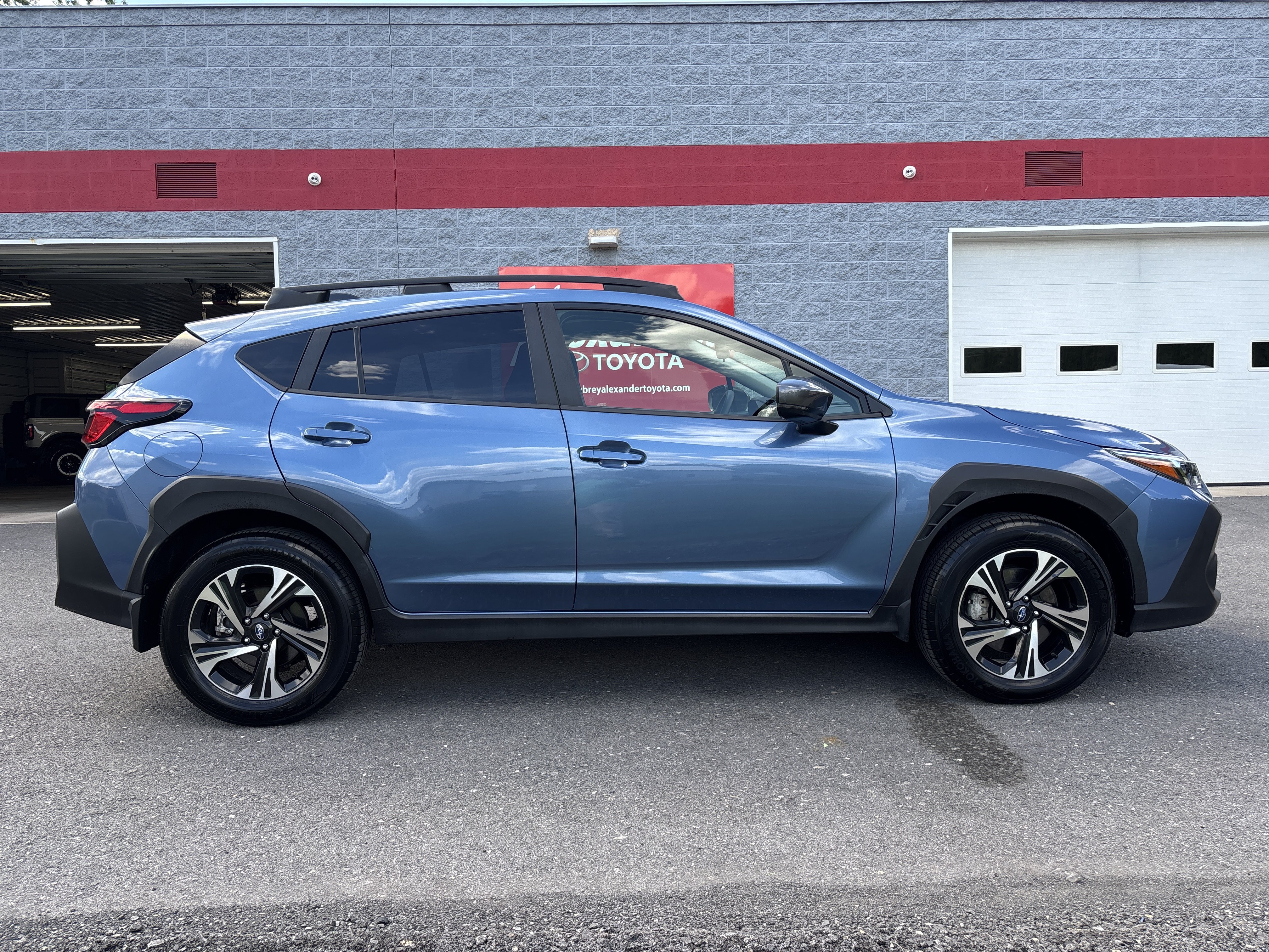 Used 2024 Subaru Crosstrek 2.0i Premium AWD/4WD image 2