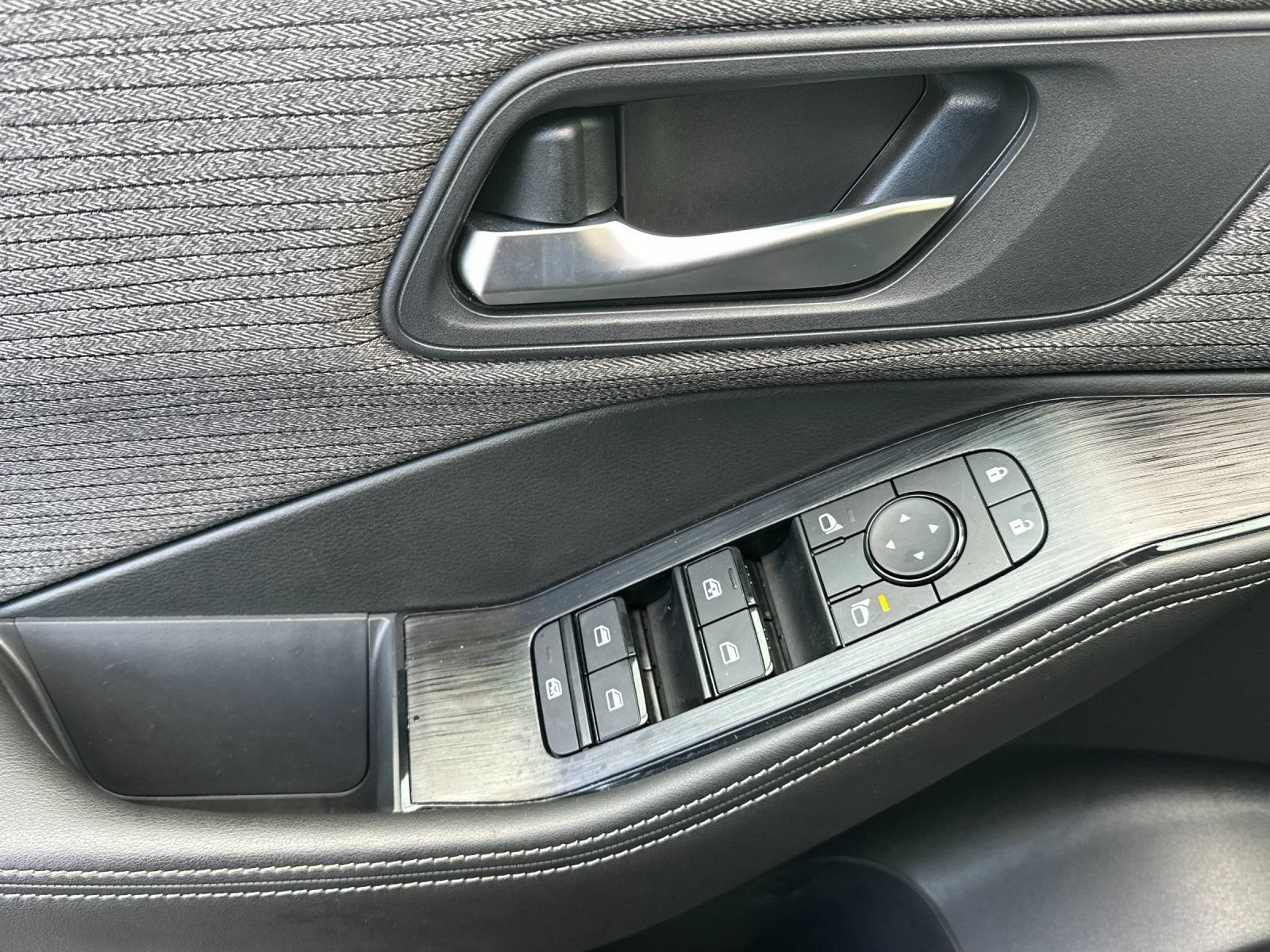 Used 2022 Nissan Rogue SV FWD image 11