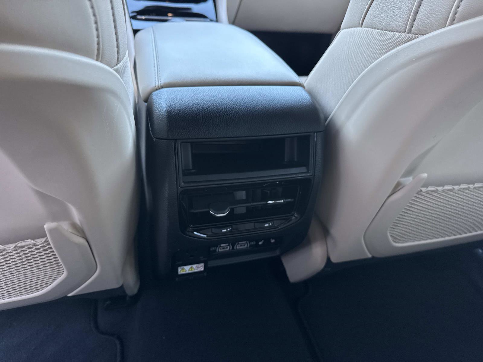 Used 2024 Jeep Grand Cherokee Limited w/ MOPAR Finishing Package image 17