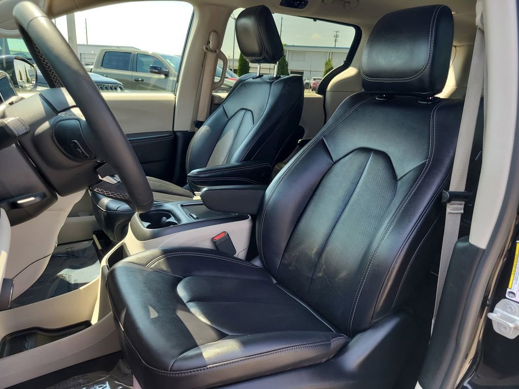 Used 2024 Chrysler Pacifica Touring-L image 17