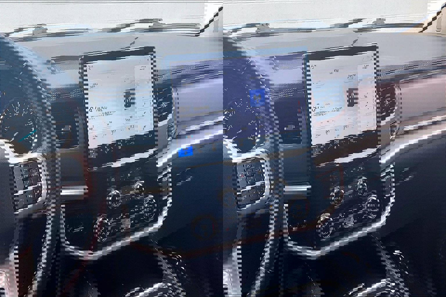 Used 2024 Ford Expedition XLT image 7