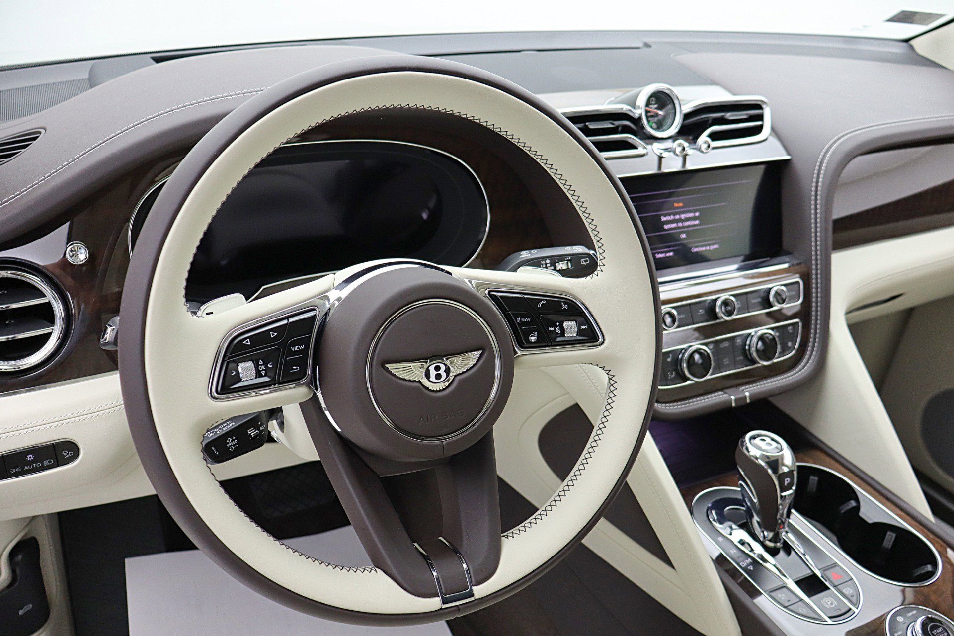 Used 2024 Bentley Bentayga Plug-In Hybrid image 46