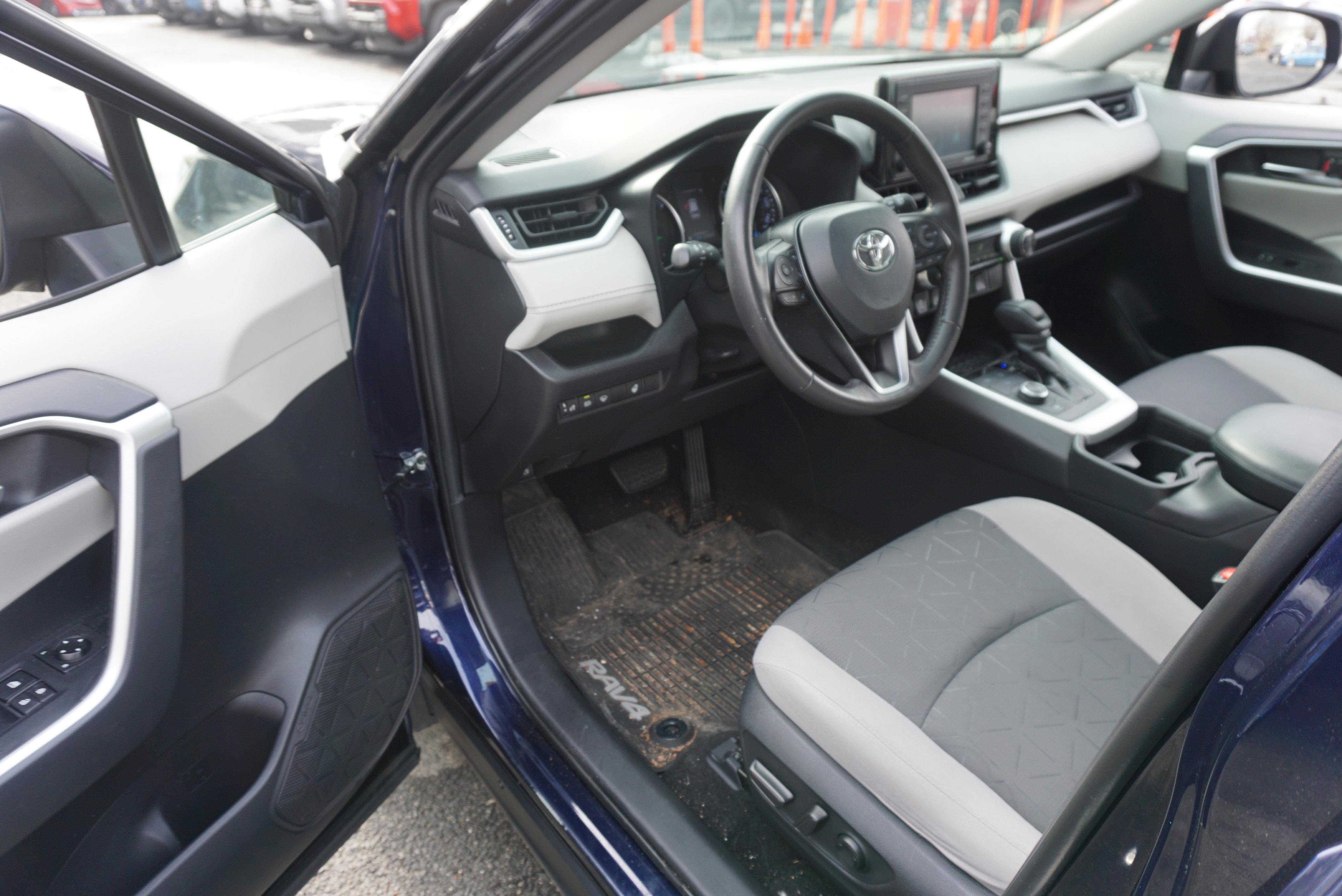 Used 2021 Toyota RAV4 XLE w/ XLE Grade Weather Package image 7