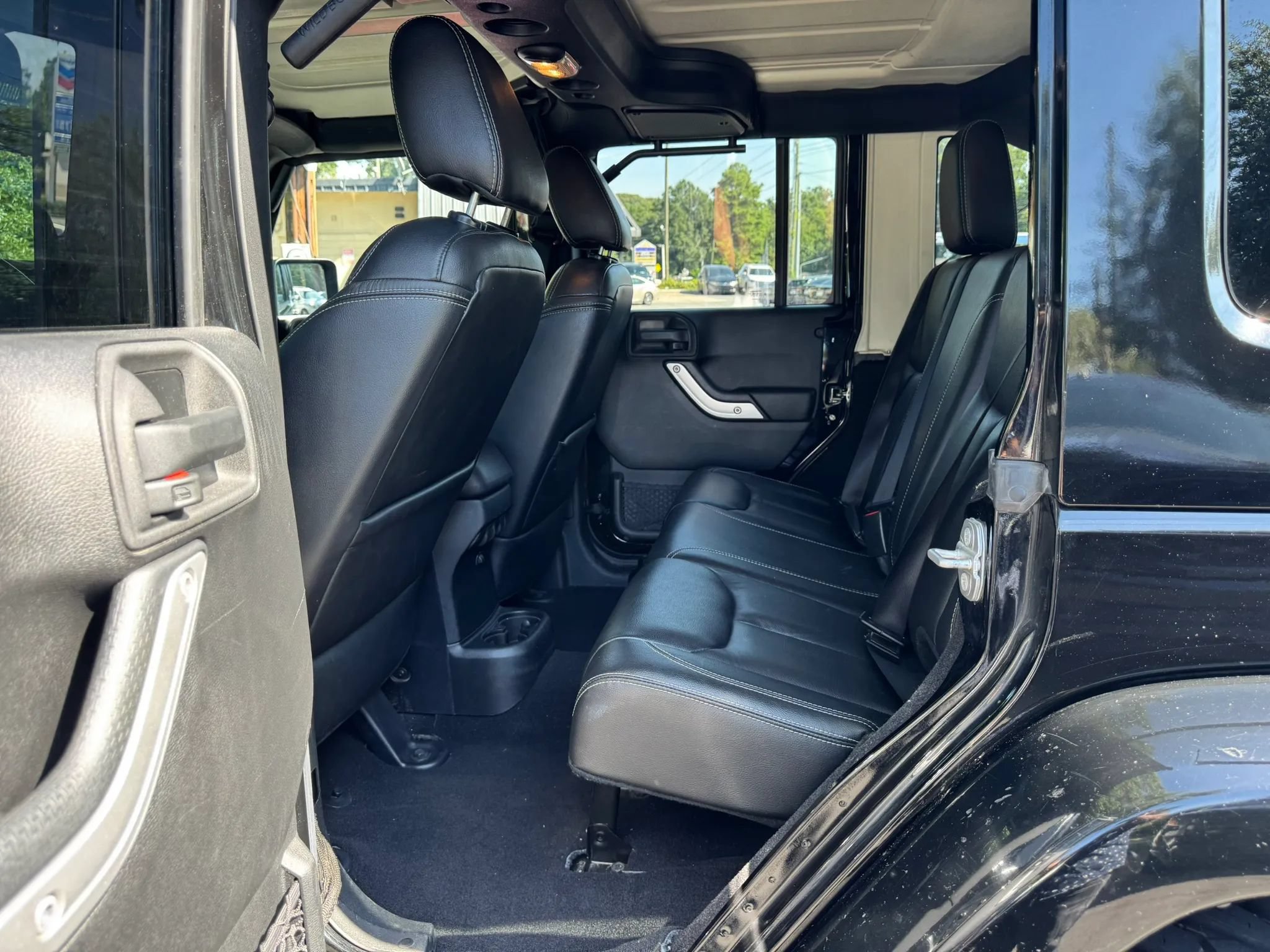 Used 2015 Jeep Wrangler Unlimited Sahara w/ Connectivity Group AWD/4WD image 23