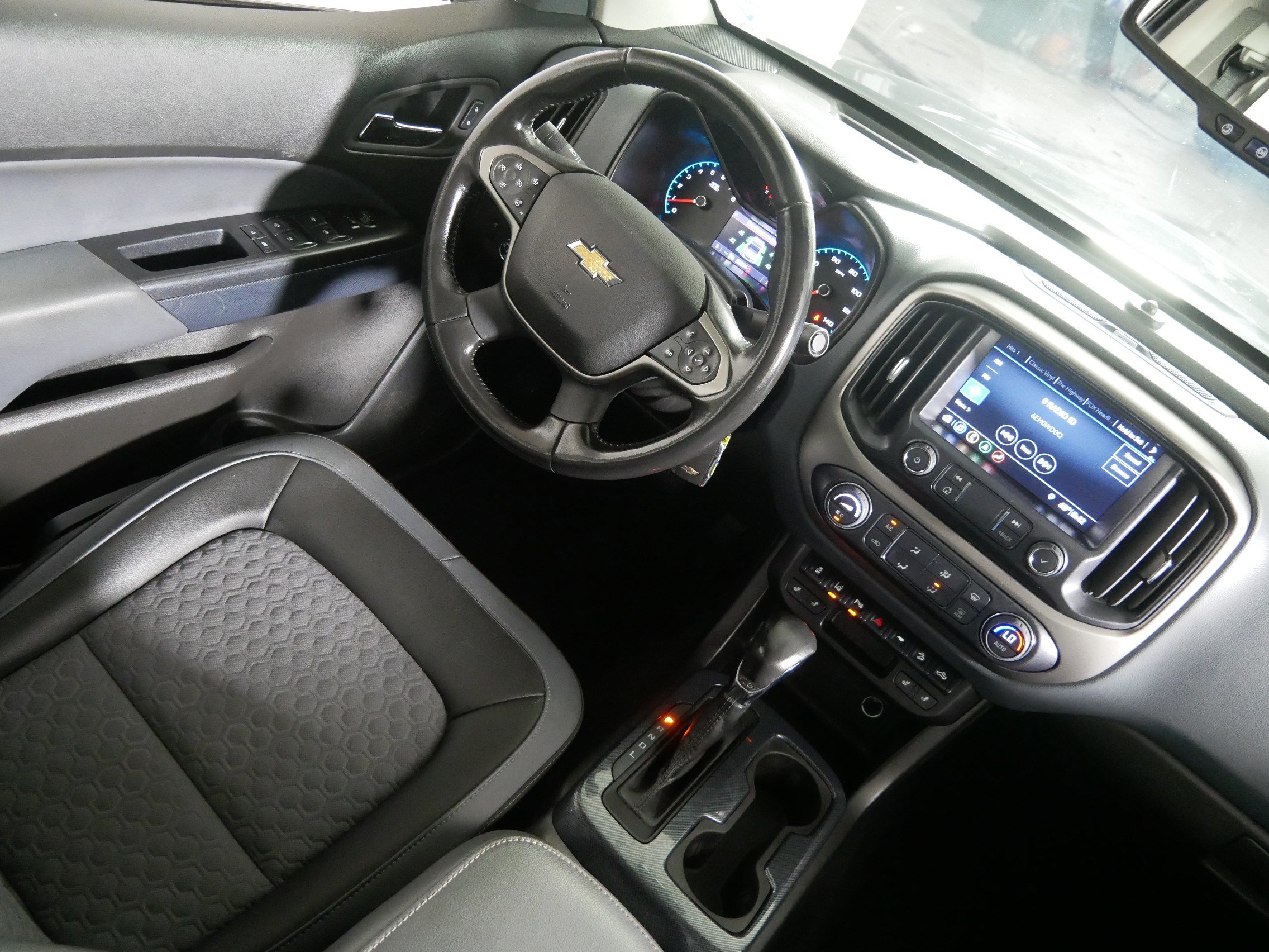 Used 2022 Chevrolet Colorado Z71 w/ Trail Boss Package AWD/4WD image 9
