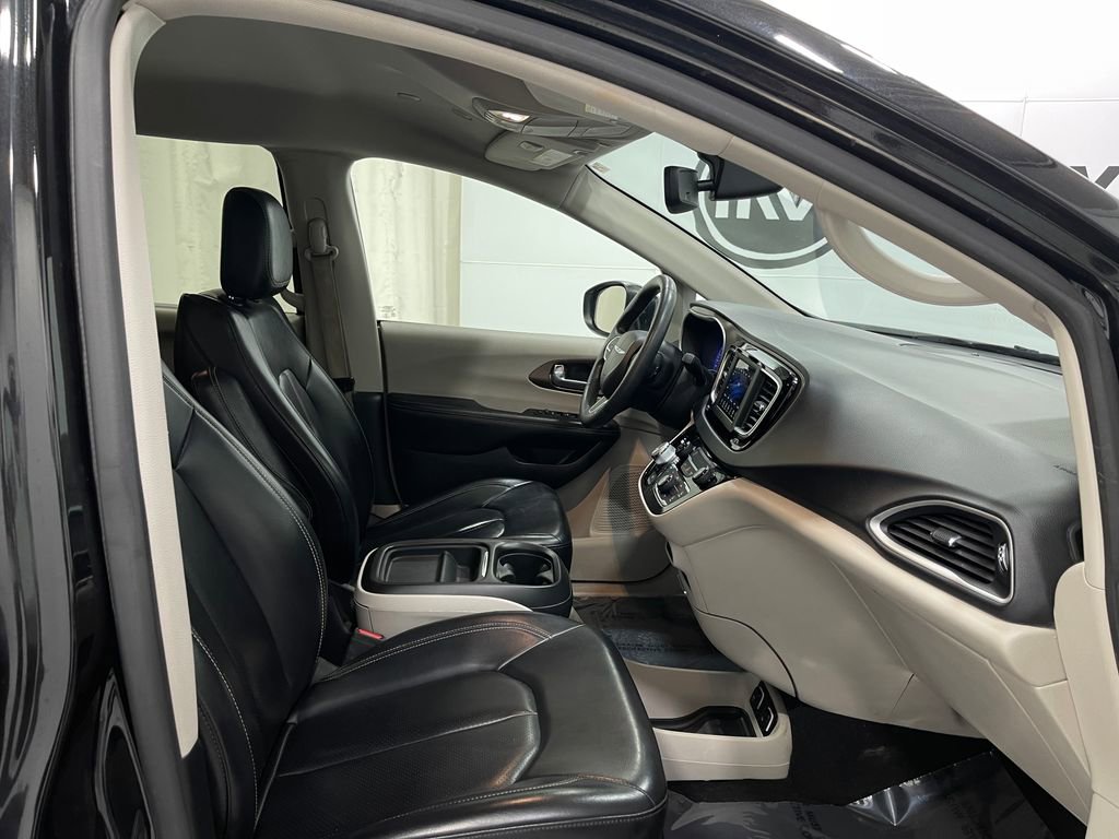 Used 2020 Chrysler Voyager Lxi image 32