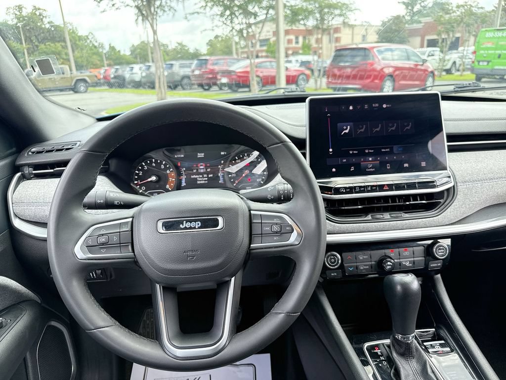 Used 2024 Jeep Compass Latitude AWD/4WD image 31