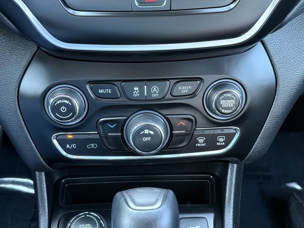 Used 2019 Jeep Cherokee Latitude Plus image 28