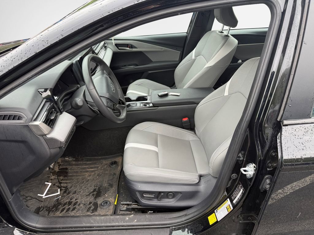 Used 2025 Toyota Camry SE FWD image 12