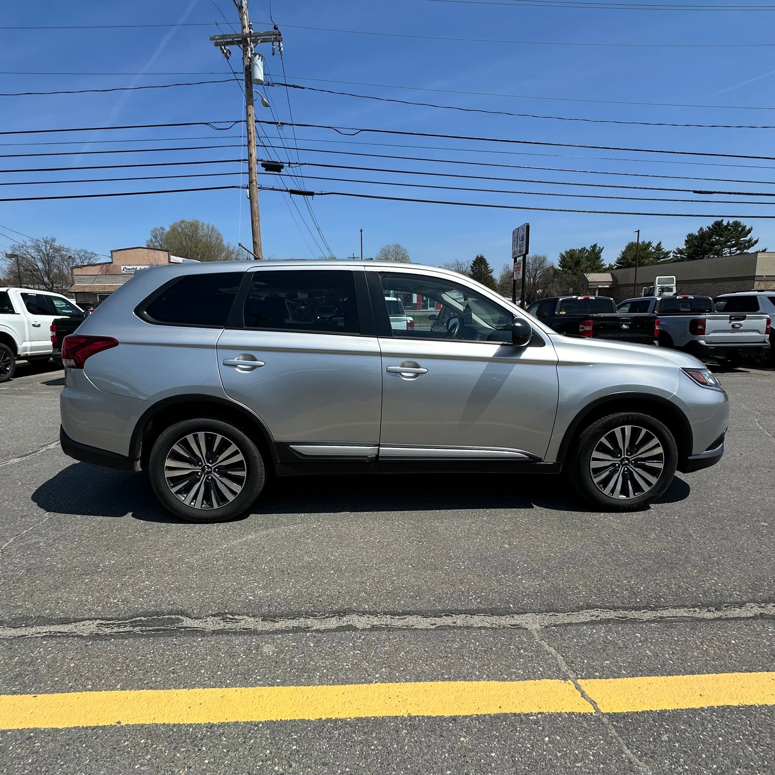 Used 2020 Mitsubishi Outlander AWD image 2