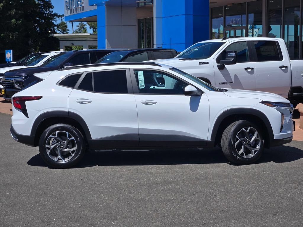 New 2026 Chevrolet Trax LT w/ Driver Confidence Package FWD image 3