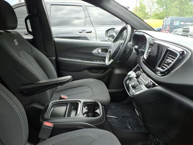 Used 2019 Chrysler Pacifica Touring Plus w/ S Appearance Package FWD image 6