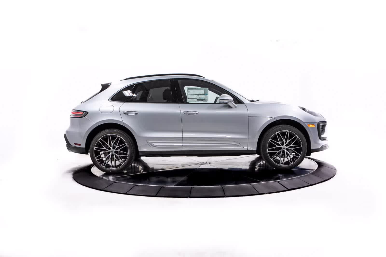 Certified 2026 Porsche Macan AWD/4WD image 8