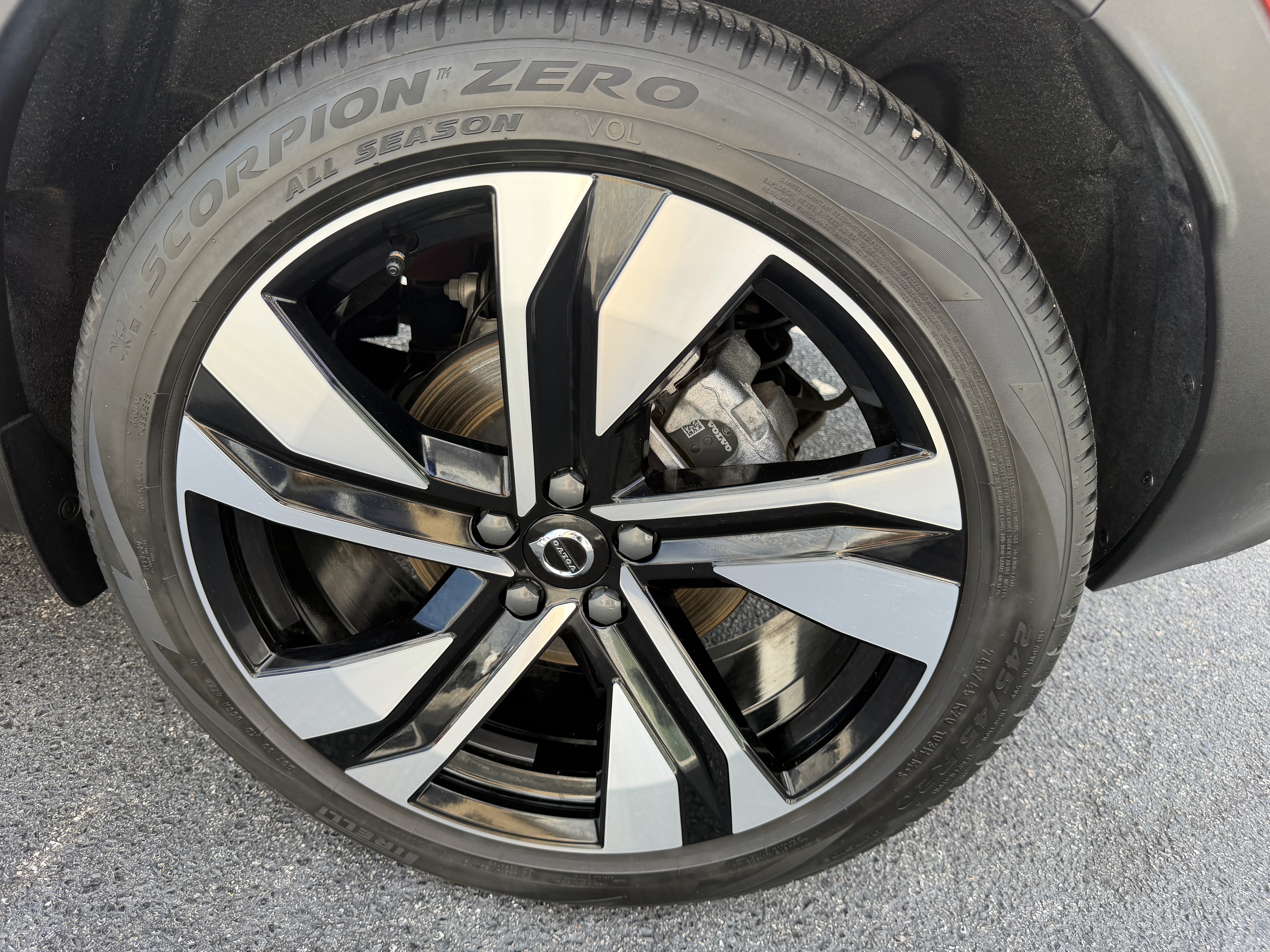Certified 2023 Volvo XC40 B5 Plus w/ Driver Assist Package AWD/4WD image 33