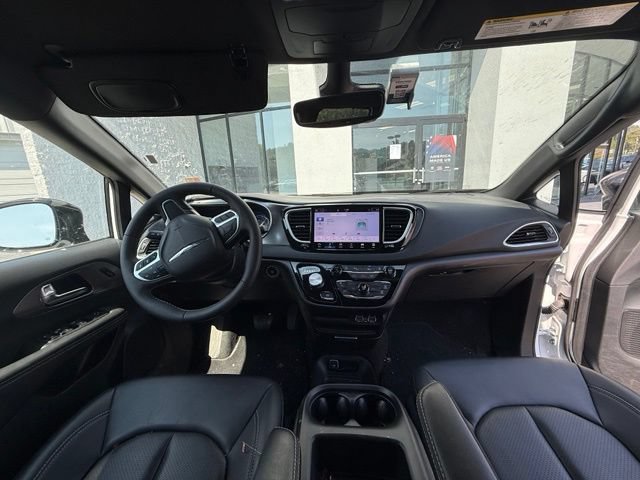 Used 2025 Chrysler Pacifica Select FWD image 6