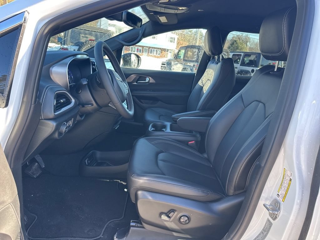 New 2026 Chrysler Pacifica Select AWD/4WD image 11