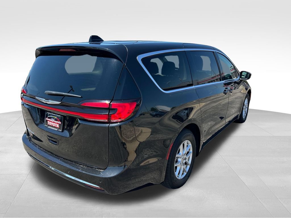 Used 2023 Chrysler Pacifica Touring-L FWD image 6