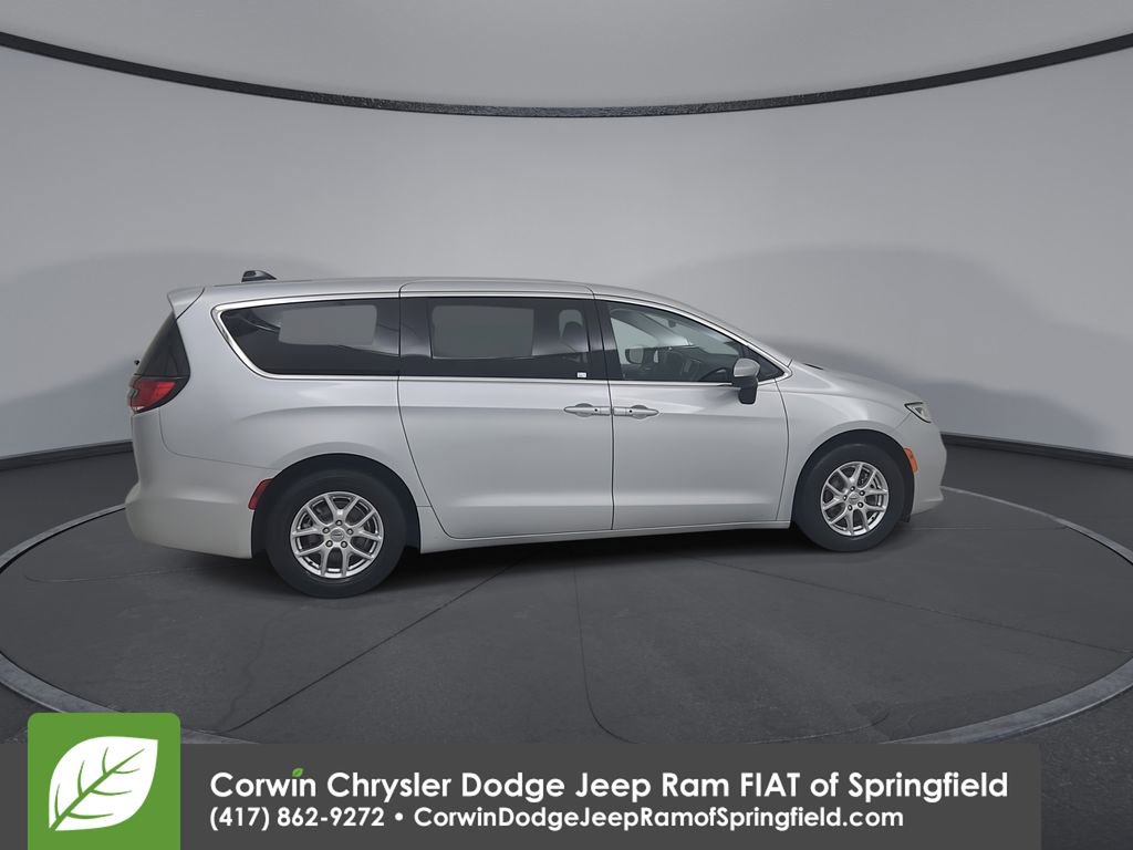 Certified 2023 Chrysler Pacifica Touring-L image 16