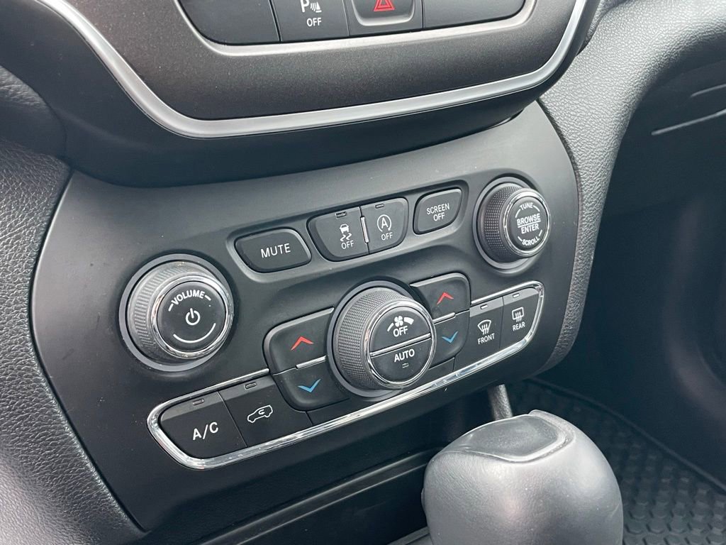 Used 2020 Jeep Cherokee Trailhawk w/ Cold Weather Group image 17