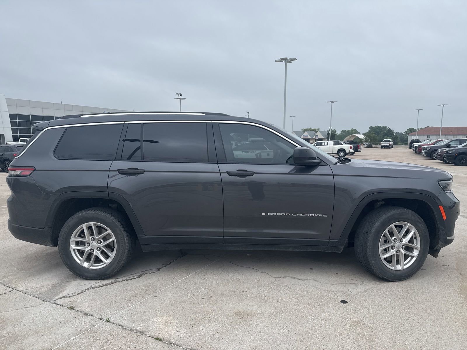 Used 2023 Jeep Grand Cherokee L Laredo RWD image 2