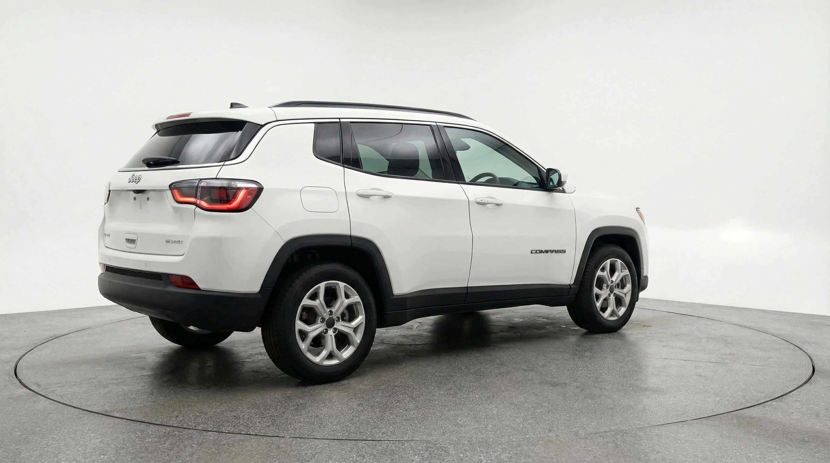 Used 2025 Jeep Compass Latitude AWD/4WD image 9
