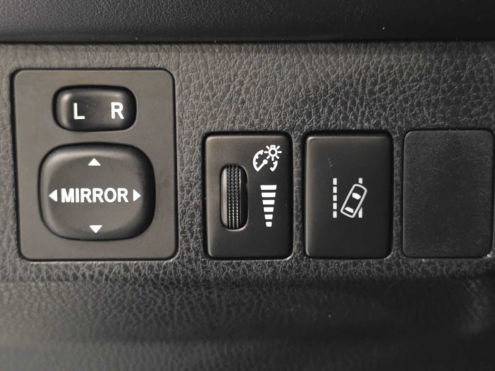 Used 2018 Toyota RAV4 Limited AWD/4WD image 16