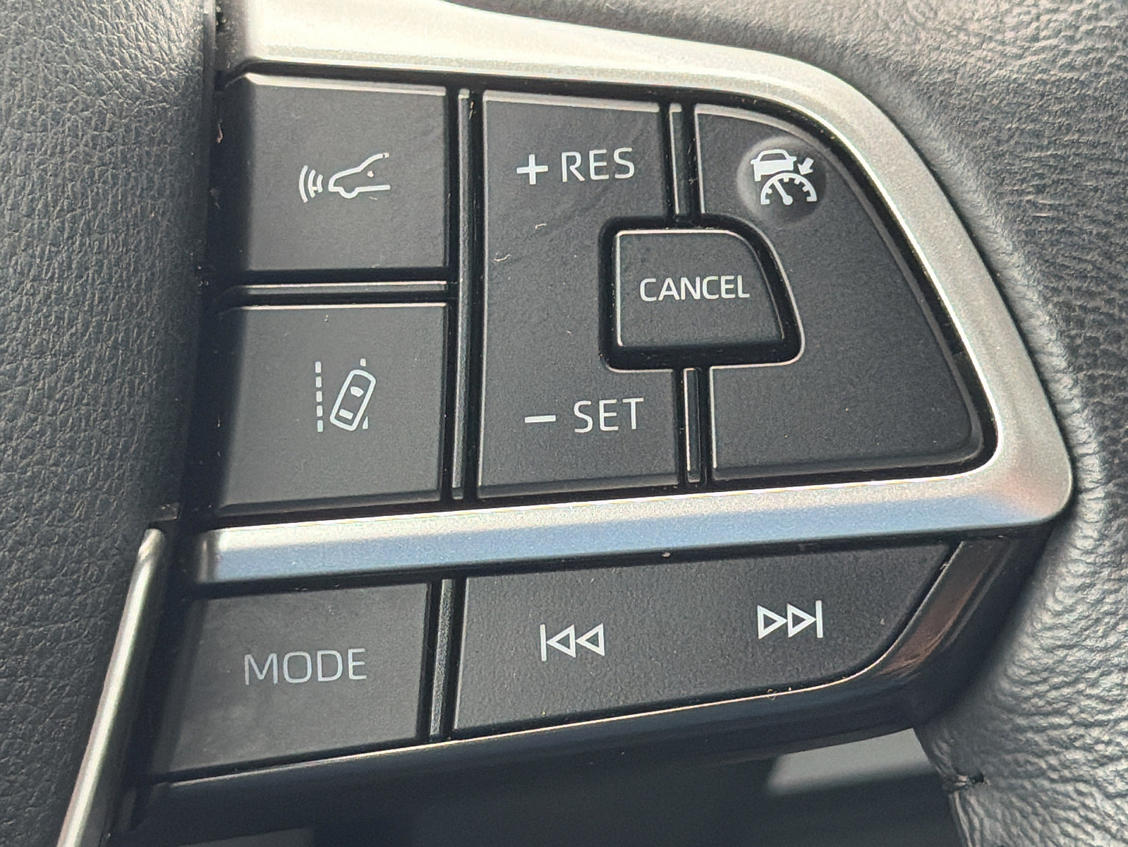 Used 2025 Toyota Sienna XLE FWD image 25