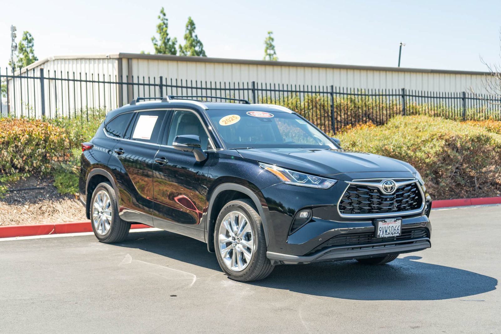 Certified 2025 Toyota Highlander Limited FWD image 3