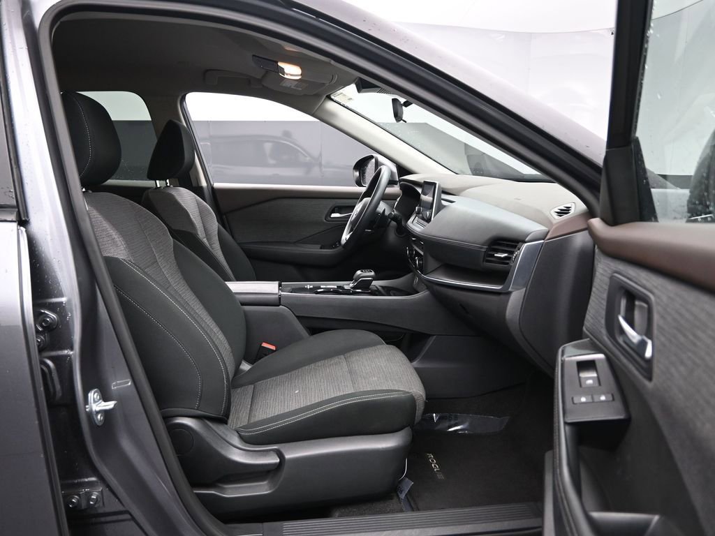 Used 2023 Nissan Rogue SV image 32