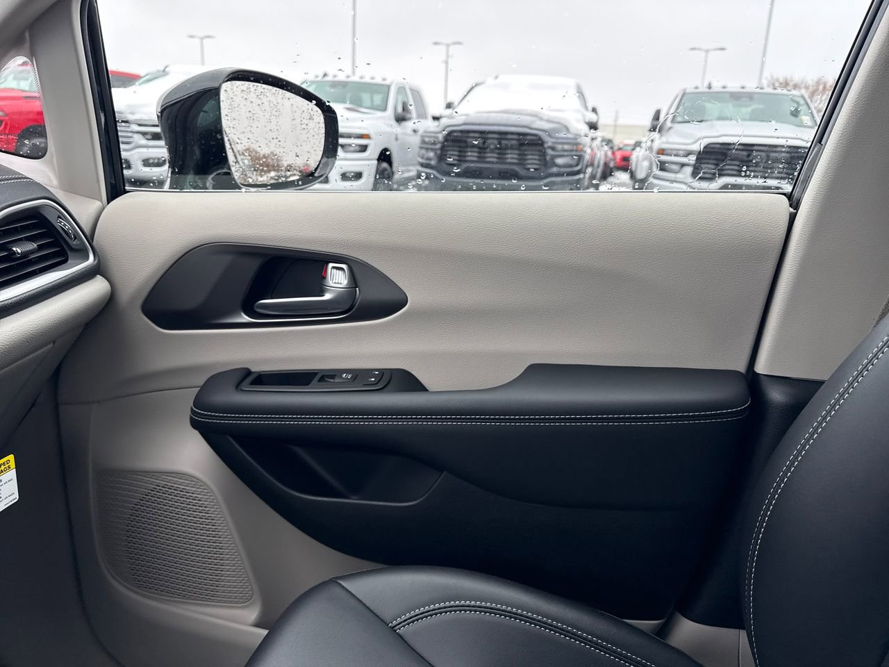 Used 2024 Chrysler Pacifica Touring-L image 26