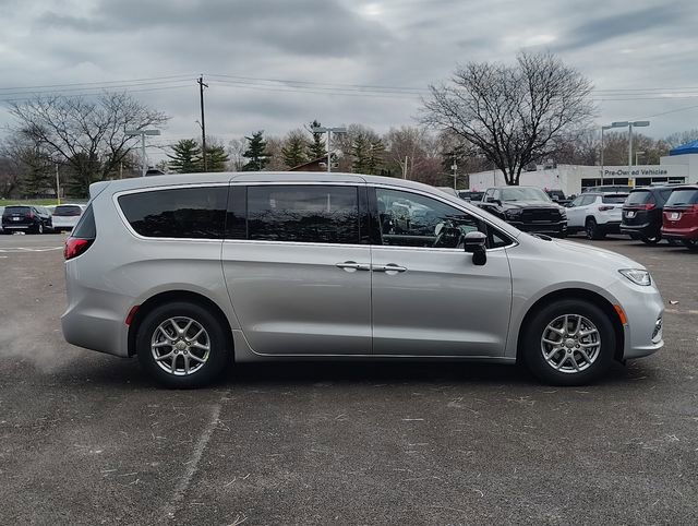 New 2026 Chrysler Pacifica Select FWD image 2